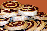 Сеть кофеен «Coffee Bean» Печенье "Кофе-люкс". Песочное печенье с грецкими орехами, черносливом и медовой карамелью.