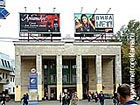 Реклама на крыше вестибюля станции метро "Спортивная"