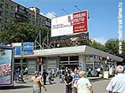 Реклама на крышах вестибюлей станции метро "Речной Вокзал"