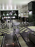 Станция "Воробьёвы горы". Северный вестибюдь.  Вестибюль оборудован четырёхленточным эскалаторным наклоном для входа и выхода пассажиров.