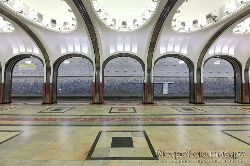 Станция Маяковская. Станционный зал. Массивные пилоны заменены изящными легкими колоннами, покрытыми рифленой нержавеющей сталью
